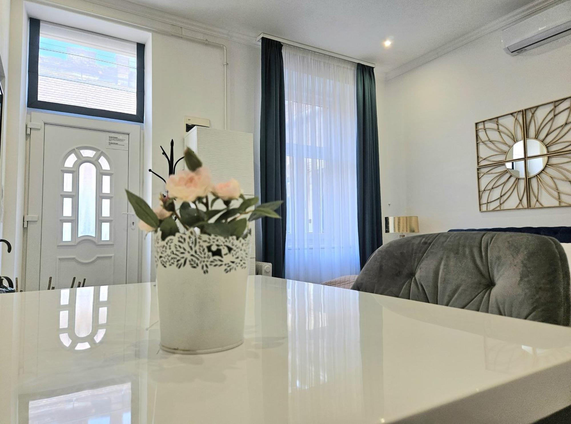 Designer Downtown Gem Lägenhet Budapest Exteriör bild